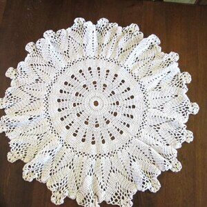 Vtg large 22"(56cm)round crocheted ecru white cotten table doily 22"(56cm) x 22"